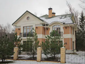 Частный загородный дом в классическом стиле с лепниной